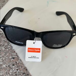 Chic Black Sunglasses